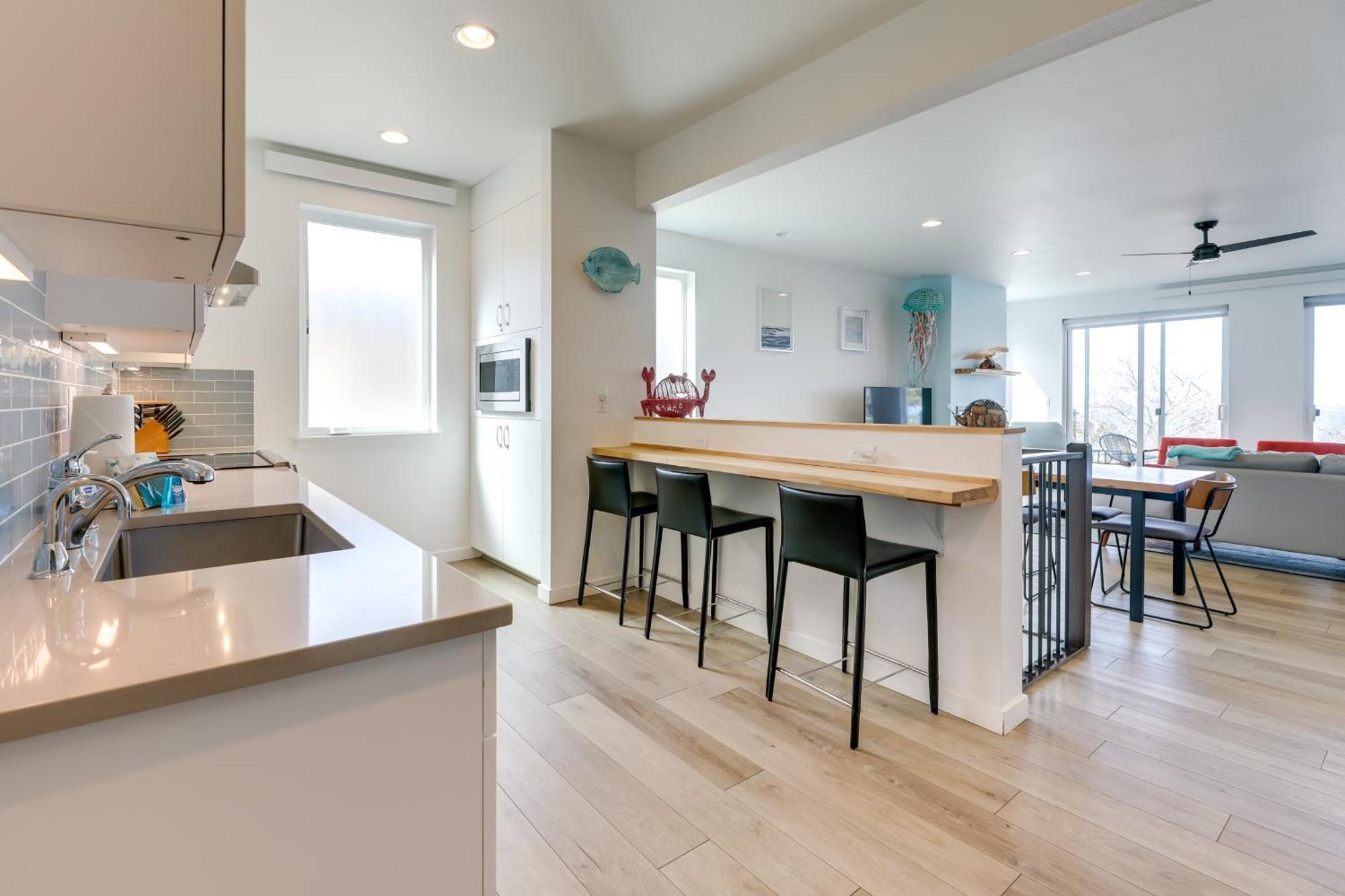 Scenic Depoe Bay Townhome With Deck Less Than 1 Mi To Parks! Exterior photo