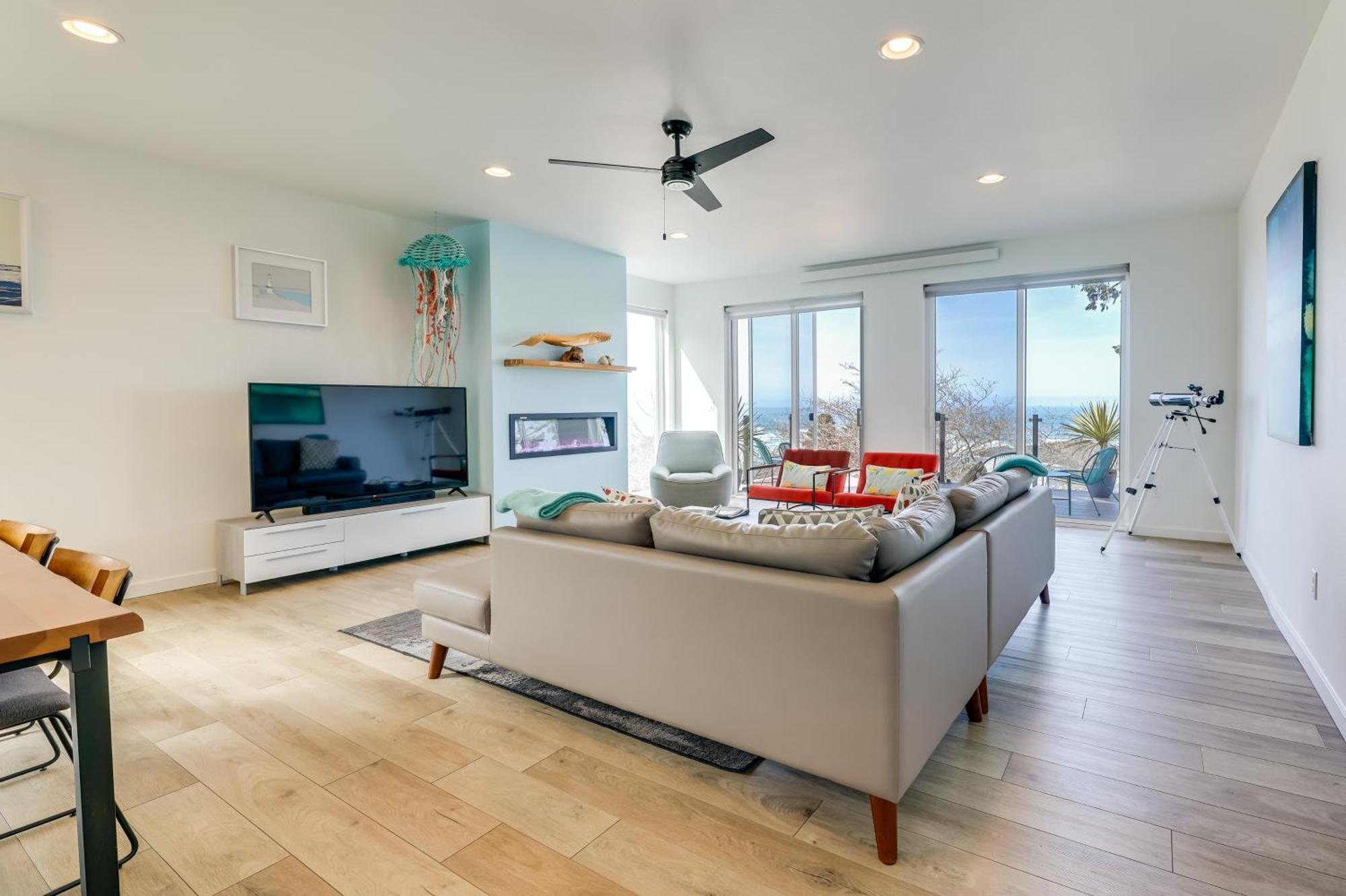Scenic Depoe Bay Townhome With Deck Less Than 1 Mi To Parks! Exterior photo