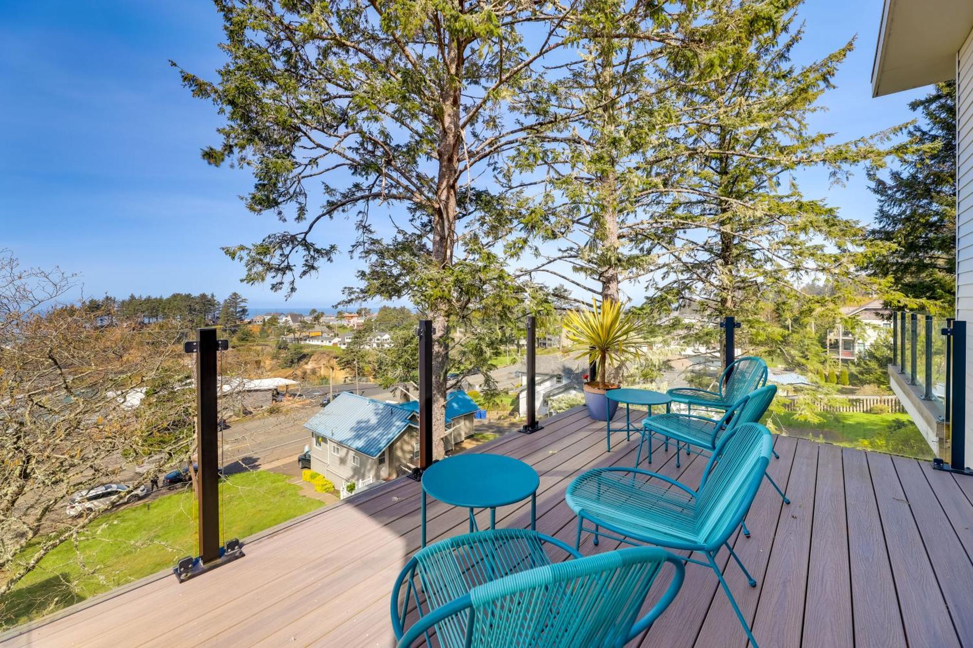 Scenic Depoe Bay Townhome With Deck Less Than 1 Mi To Parks! Exterior photo